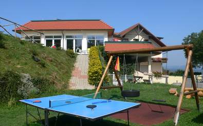 Tischtennistisch und Schaukel beim Wohlfühl Hotel Wiesenhof ***